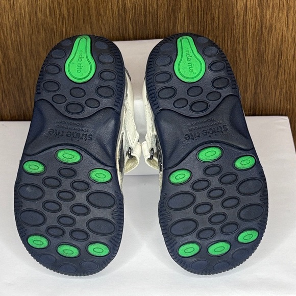 🔥🔥🔥Stride Rite White, Blue  and Gray Kids Sneakers Size: 7W Boys🔥🔥🔥 - Picture 5 of 9